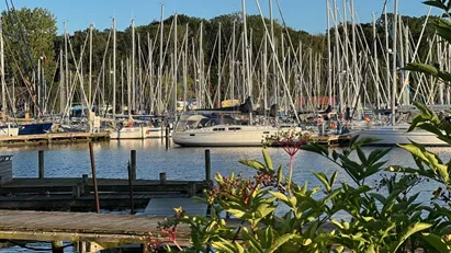 Centralt beliggende i Augustenborg by, med en meget synlig beliggenhed.