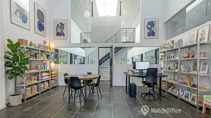 Yderst indbydende kontor/showroom med højt til loftet samt fantastisk lysindfald som også indeholder mødelokale eller...