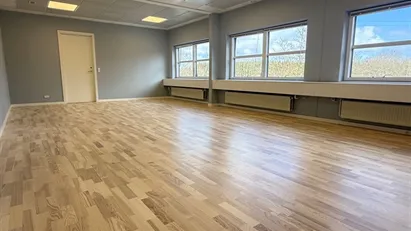 Flerbrugerejendom m. kantine, reception & gratis parkering