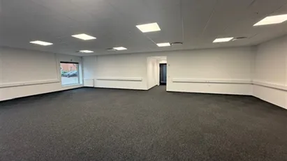 Rummeligt lokale med fri parkering lige udenfor døren