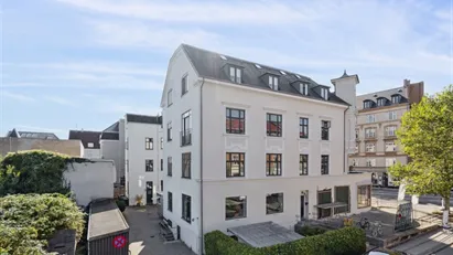 Moderne kontor midt i Hellerup. Moderne kontor midt i Hellerup.