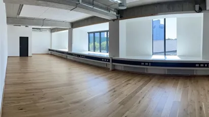 Nyrenoveret kontor med havneudsigt