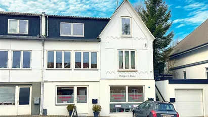 Klinik (momsfrit) med synlig beliggenhed - og 3 parkeringspl