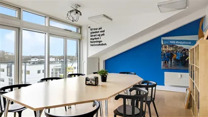 Spændende kontor med hele 2 sydvendte altaner