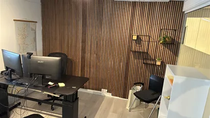 Eget kontor med plads til flere skrivebordspladser